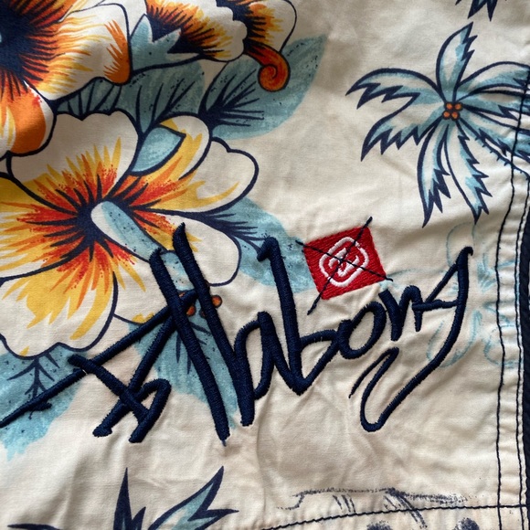 Billabong board shorts - like new! 90s beach vibe - Picture 2 of 6
